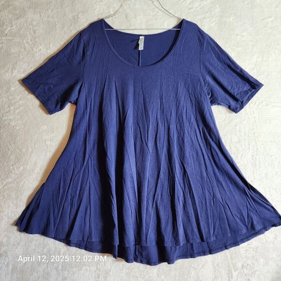 LuLaRoe Tops - LuLaRoe Women's Top 2XL Perfect T Navy Short Sleeve Swing Bottom Tunic T Shirt